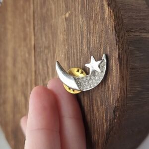 Sleepy moon‎ crescent night pin B412